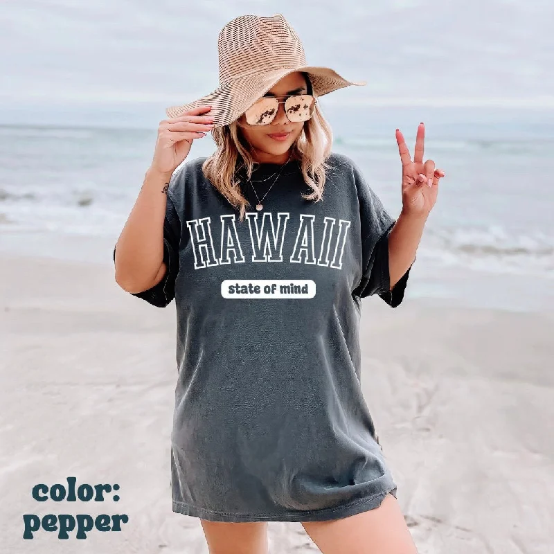 Hawaii State of Mind Beach Tee - Hawaii Shirt - Trendy Summer Shirt - Beach Shirt - Hawaiian Varsity T-Shirt - Comfort Colors Oversized Tee Elegant Classic Vintage